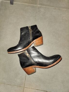 Black Leather Ankle Boot with Side Zip -Fluevog